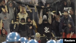 Srpski navijači na tribinama u Đenovi, oktobar 2010.