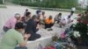 В годы сталинских репрессий людей, которых называли &laquo;опасными элементами&raquo;, приговаривали к смертной казни зачастую без предварительного следствия: решения выносились &laquo;судейскими тройками&raquo;.&nbsp;<br />
<br />
На фото: к мемориалу памяти жертв репрессий в селе Жаналык под Алматы, где были обнаружены массовые захоронения репрессированных, люди начали стекаться ранним утром 31 мая.&nbsp;