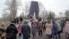 Уфада Бөек Җиңүнең 50 еллыгы исемендәге паркта урнаштырылган һәйкәл янына йөздән артык кеше җыелды
