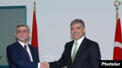 Президент Турции Абдулла Гюль приветствует президента Армении Сержа Саргсяна в Бурсе, Турция, 14 октября, 2009 г.