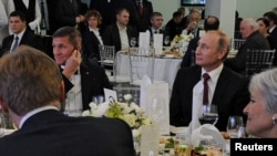 Վլադիմիր Պուտինը և Մայքլ Ֆլինը Russia Today հեռուստաընկերության 10-ամյակին նվիրված հավաքին, Մոսկվա, 10-ը դեկտեմբերի, 2015 թ.