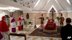 Trupul neînsuflețit al Papei Francisc în capela sa privată de la Vatican, 21 aprilie 2025.