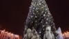 Жители Бишкека в костюмах Санты Клауса, Деда Мороза и Снегурочек у Новогодней ёлки. 