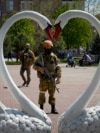 Російські військовослужбовці у центрі окупованого Бердянська під час весільної церемонії, 2022 рік