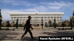 Бишкектеги Жогорку Кеңеш менен президенттик администрациянын имараты. 