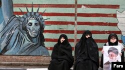 Anti-američki mural na bivšoj Ambasadi SAD u Teheranu