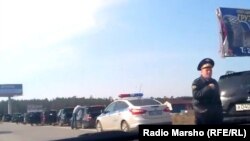 Оьрсийчоь -- Новкъахула ковранахь боьлхучу кавказхойн машенаш а совцийна, царна йиттина полицино, Сургут, 05May2013
