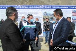 Спустя совсем немного времени после назначения главой Ферганской области Хайрулло Бозоров (справа) посетил Сохский район, где в мае 2020 года произошел конфликт между местными жителями и жителями соседнего Кыргызстана.