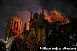Пожарные тушат собор Парижской Богоматери. Фото: Reuters