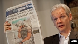 «WikiLeaks» internet saýtyny esaslandyryjy Julian Assanj Londondaky metbugat konferensiýasynda, 26-njy iýul