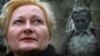 Svetlana Broz pored spomenika Titu u Sarajevu, foto iz arhive