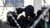 Про-російські активісти біля входу в будівлю Донецької ОДА, 8 квітня 2014 року