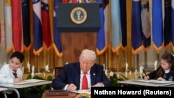 Donald Tramp Ak Tamda buýruga gol çekýär. 20-nji mart, 2025.
