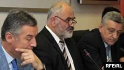 Milo Đukanović tokom razgovora sa predstavnicima sindikata, 8. jun 2010, fotografije uz tekst: Savo Prelević