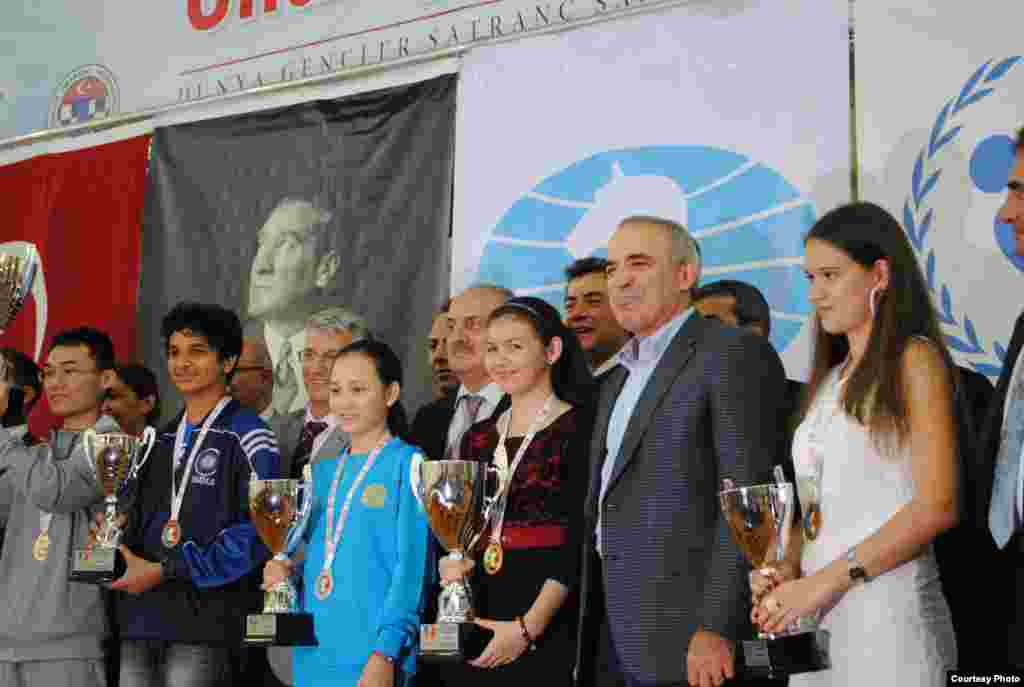 Групповое фото с чемпионата мира по шахматам.