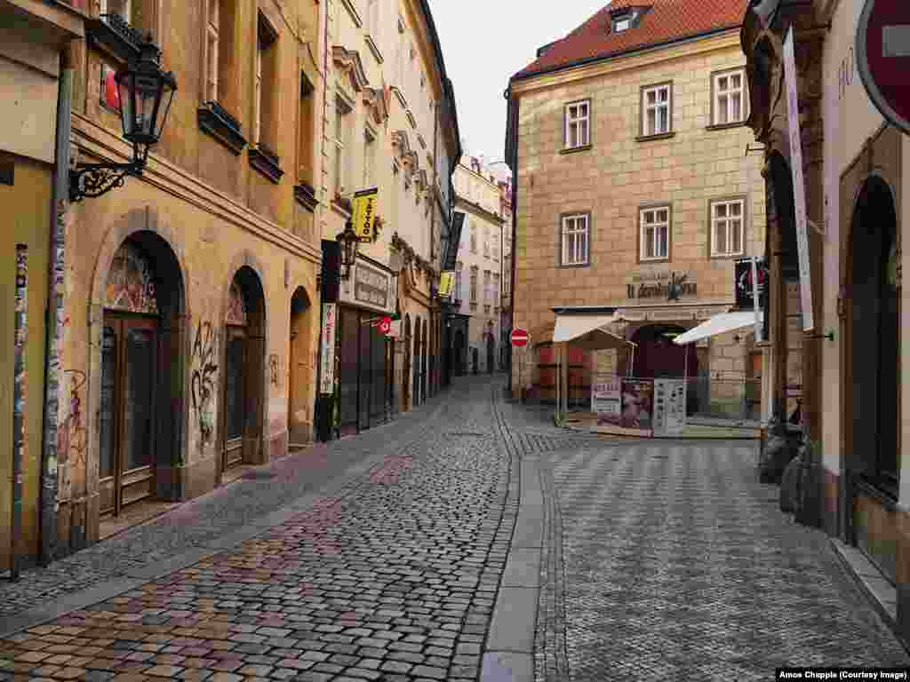 Праганинг тарихий қисмида туристларсиз қолган кўча. 