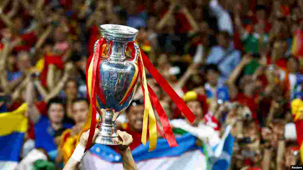 Ispani&yacute;anyň toparynyň h&uuml;j&uuml;m&ccedil;isi Fernando Torres kubogy galdyr&yacute;ar.