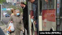 În troleibuz: cu mască, fără mască sau cu masca în mână. Chișinău, aprilie 2020.