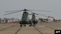Elcioptere românești la Deveselu înainte de ceremonia de începere a scutului anti-rachetă, 28 octombrie 2013.