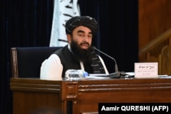 «Talybanyň» resmi wekili Zabiulla Mujahid Kabulda 7-nji sentýabrda bolan metbugat konferensiýasynda çykyş edýär.