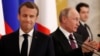 Președinții Vladimir Putin (dreapta) și Emmanuel Macron (stânga), la negocierile de la Stankt Petersburg, 24 mai 2018