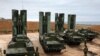 Боевые расчеты российских зенитных ракетных комплексов (ЗРК) С-400 «Триумф» в Севастополе. 13 января 2018 года