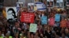 Mii de israelieni au răspuns unui apel la proteste al familiilor ostaticilor ținuți de Hamas, pentru a cere eliberarea tuturor ostaticilor și încetarea războiului din Gaza. Tel Aviv, Israel, 17 august 2025.