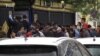Москвадагы кыргыз элчилигинин астындагы мигранттар. 