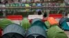 Tabără de migranți pe malul canalului Saint-Martin, din Paris. Organizatorii JO 2024 vor ca oaspeții competițiilor sportive din vară să nu aibă parte de asemenea priveliști. 
