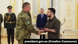 Într-un sondaj ucrainean publicat în decembrie 2023, 88% dintre ucraineni au declarat că au încredere în Zalujnîi (în stânga), față de 62% care au declarat că au încredere în Zelenski.