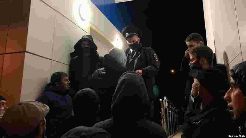 2 листопада. Сотні кримських татар, які тоді виїхали з Криму до Ростова-на-Дону на оголошення вироку фігурантам красногвардійської «справи Хізб ут-Тахрір», затримали співробітники російської ДПС на Керченському мосту. За словами адвоката Миколи Полозова, у діях російських силовиків – «цілий букет порушень»: наприклад, статті 13 Загальної декларації прав людини (що гарантує право на вільне пересування, в тому числі між країнами), статті 14 Європейської конвенції про захист прав людини та основних свобод, а також 5 статті Міжнародної конвенції про ліквідацію всіх форм расової дискримінації