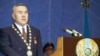 Prezident Nursoltan Nazarbaýew prezidentlik kasamyny edýär, Astana, 20-nji ýanwar, 1999-njy ýyl.