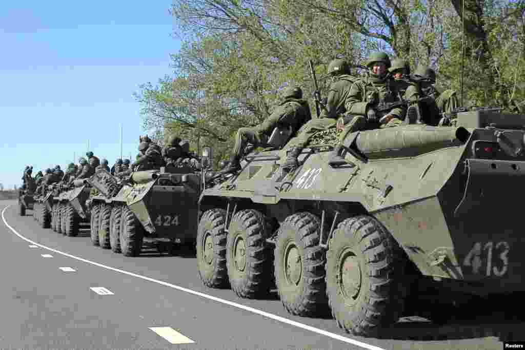 Росія &ndash; російські військовослужбовці на бронетранспортерах на околиці міста Білгорода біля російсько-українського кордону, 25 квітня 2014 року