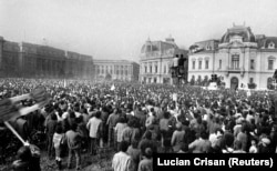 Ljudi se okupljaju ispred sjedišta Centralnog komiteta Komunističke partije Rumunije u Bukureštu, nakon što je Čaušesku pobjegao iz zgrade helikopterom 22. decembra 1989.