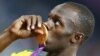 Usian Bolt slavi zlatnu medalju u pobjedi na 200 metara 9. avgusta 2012. godine 