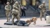 <p dir="ltr">Перед початком навчань прилеглий&nbsp;до синагоги квартал очепили бійці Національної гвардії</p>
