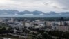 Vedere aeriană a centrului orașului Anchorage, Alaska, cu Munții Chugach în fundal, pe 14 august 2025.