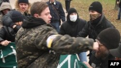 Російські ультранаціоналісти б’ються з антифашистами в Санкт-Петербурзі. Фото 4 листопада 2009 року