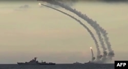 Hazar deňzinde rus harby gämisi tarapyndan ganatly raketalaryň goýberilmegi. 2015-nji ýylyň 20-nji noýabrynda ýerleşdirilen wideonyň skrinşoty.