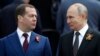 Архівне фото. Очільник Росії Володимир Путін (праворуч) і тодішній прем'єр Росії Дмитро Медведєв під час відзначення «Дня перемоги». Москва, 9 травня 2019 року 