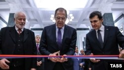 Aleksandr Blohin Russiýanyň daşary işler ministri Sergeý Lawrow, Türkmenistanyň daşary işler ministri Raşid Meredow bilen rus ilçihanasynyň Aşgabatdaky täze binasyny açýar. Arhiw suraty
