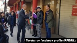 Цветан Цветанов се опитва да подари флагче на граждани във Велико Търново в петък. 