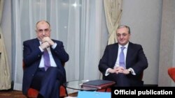 Министры иностранных дел Армении и Азербайджана - Зограб Мнацаканян (справа) и Эльмар Мамедъяров (архивная фотография) 