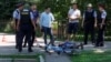 Казак полициячылар кылмышка шектүү адамды кармап жаткан учуру. 18-июль, 2016.