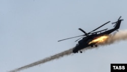 Вертолёт Ми-35 во время учений Минобороны РФ в аннексированном Крыму, 2016 год