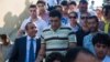 Помилованный армейский офицер Рамиль Сафаров (в центре) направляется в толпе встречающих в сторону Аллеи почетного захоронения и Аллеи шахидов в Баку. 31 августа 2012 года.