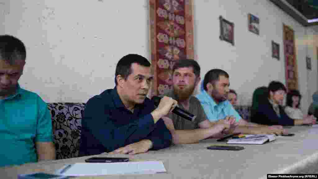 За традицією виступили адвокати і юристи. На фото Еміль Курбедінов розповідає про деталі справи так званої «Другої Сімферопольської групи Хізб ут-Тахрір»