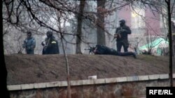 Спецназівці з автоматом Калашникова та снайперською гвинтівкою використовують вогнепальну зброю проти протестувальників, Київ, вулиця Інститутська, 20 лютого 2014 року