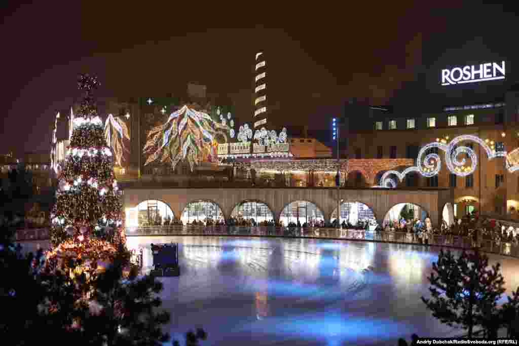 Ковзанка від ROSHEN, за площею дві тисячі квадратних метрів, зі святковою ялинкою посередині вже відкрита для відвідувачів із 30 листопада 