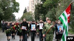 Похоронен Владислав Ардзинба был в его родном селе Эшера Сухумского района